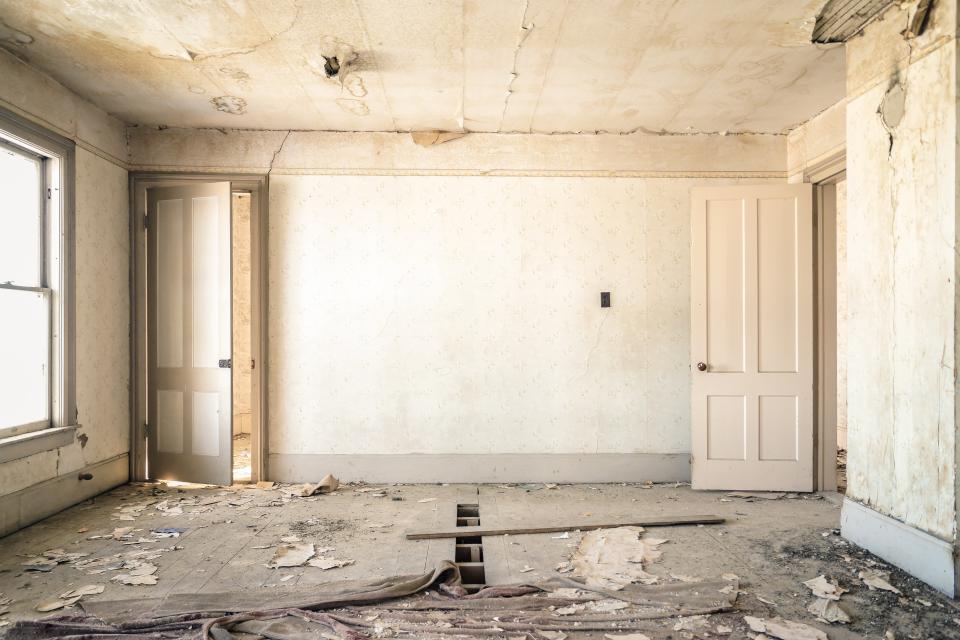 Leerer, entkernter Raum nach Rückbau – bereit für die nachfolgenden Gewerke